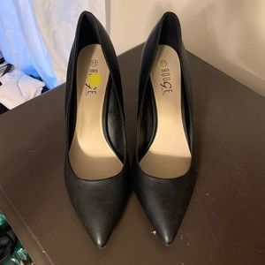Pointed toe pump